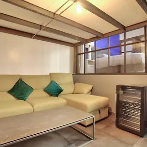 2 Bedrooms Le Marais Nazareth Apartamento